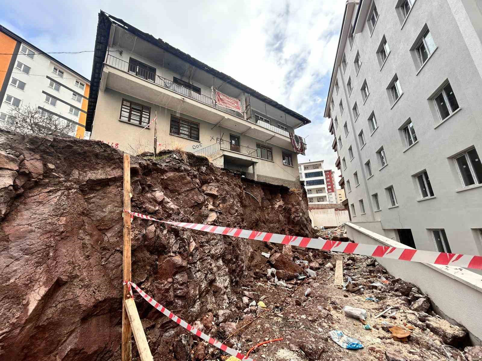 Altındağ'da Kontrolsüz İnşaat Kazısı Komşu Bina'yı Tehlikeye Soktu: 15 Kişi Tahliye Edildi