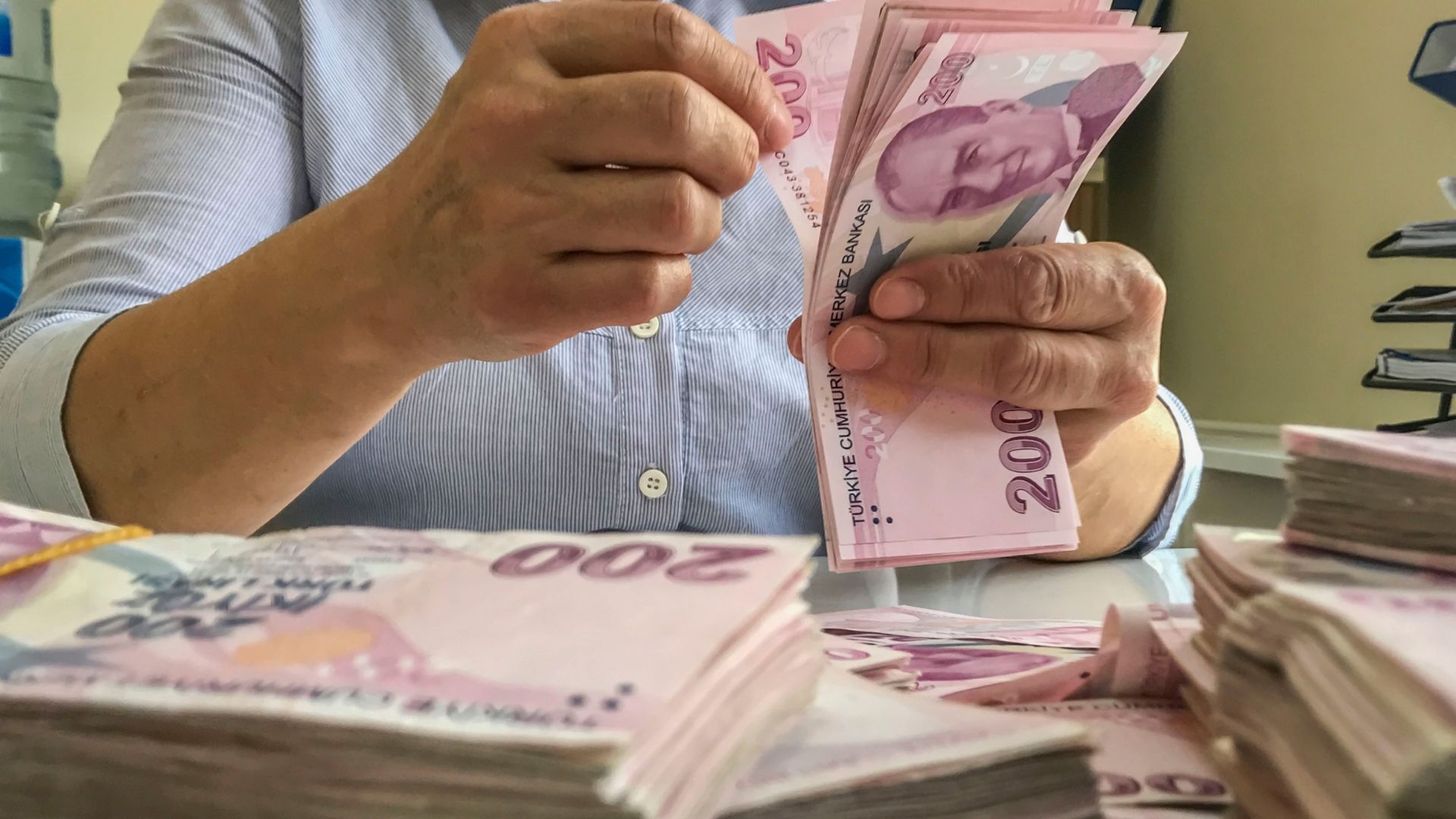 Ankara'da Tefecilik Operasyonu: 51 Şüpheli Gözaltında, 5.7 Milyar Liralık Hesap Hareketi Tespit Edildi