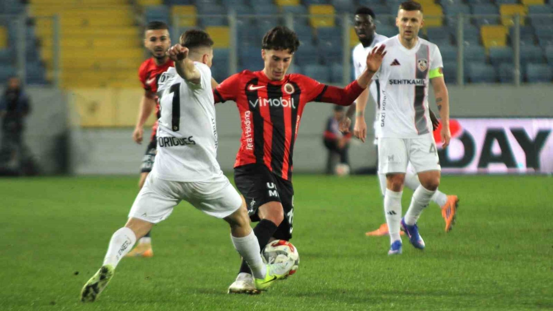 Ankara'nın Gururu: Gençlerbirliği, Gaziantep FK'yı 2-1'le Geçerek Zafer Coşkusu Yaşattı