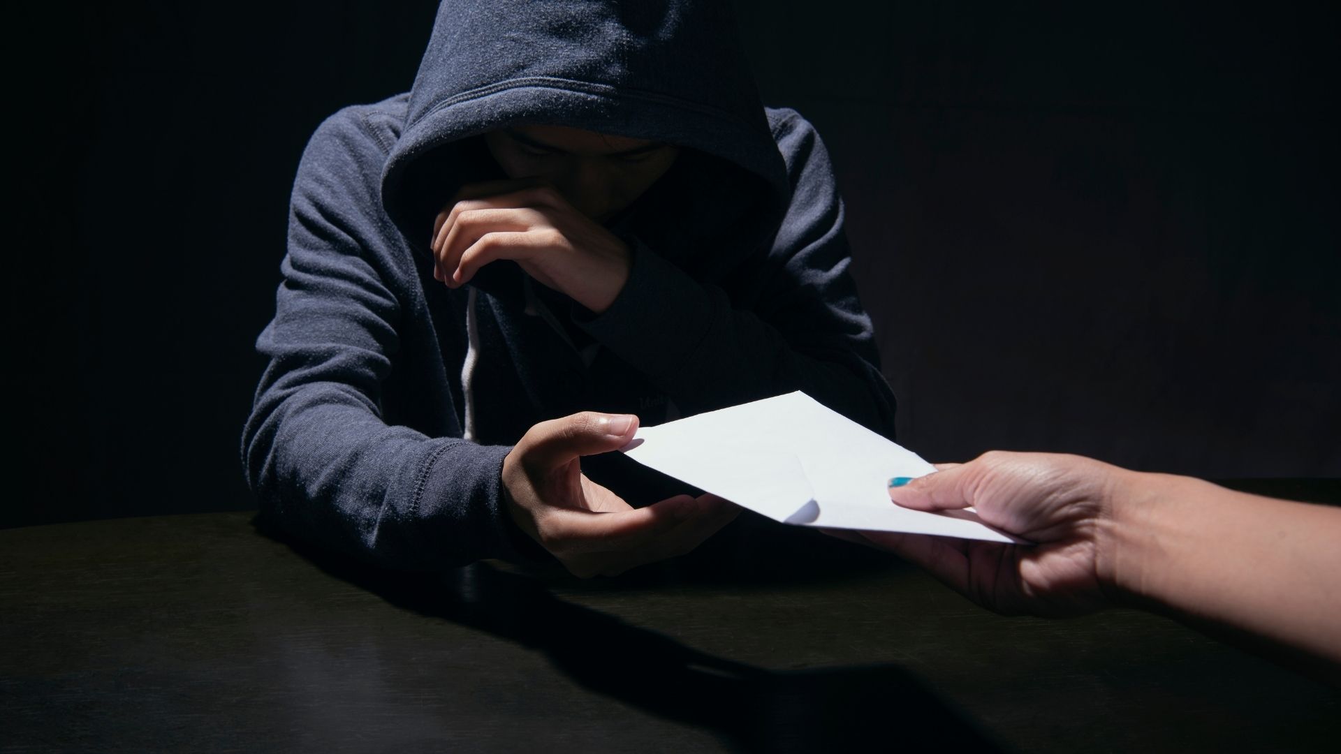 "Oğlum İyi Niyetle 'Tamam' Dedi": IBAN Mağduru Genç, Arkadaşına Güvendiği İçin 16 Yıl Cezaya Çarptırıldı