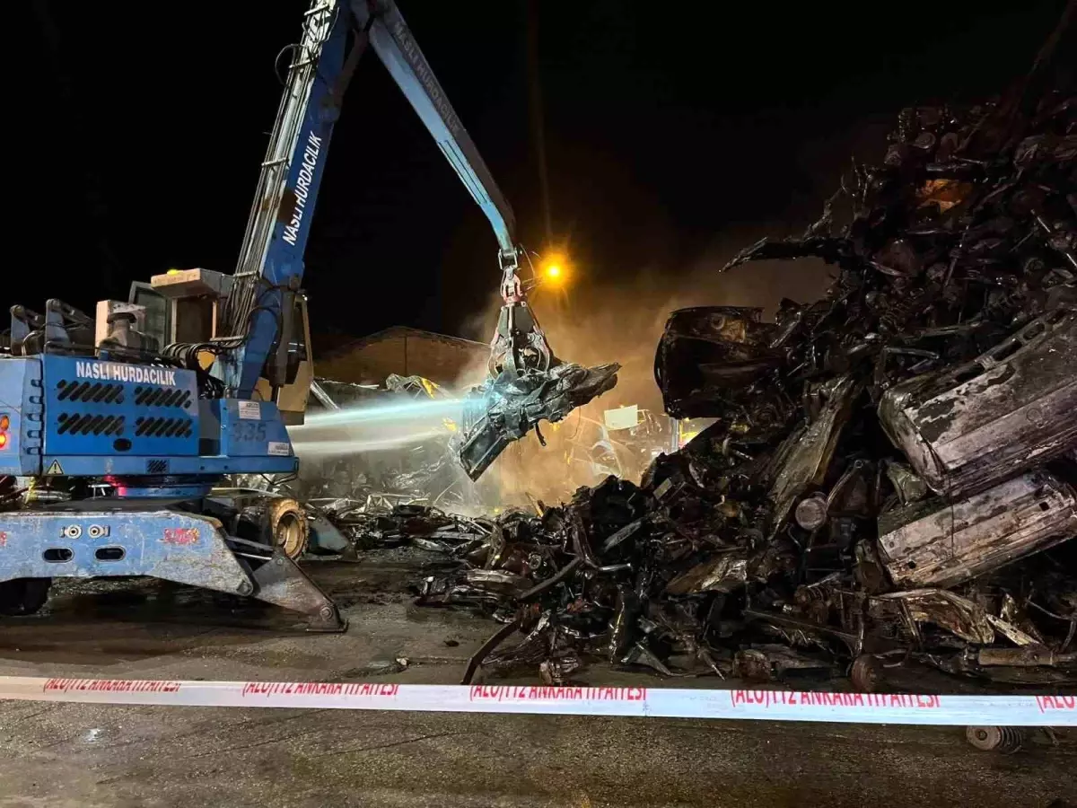 Hurdacılar Sanayi’de Gece Dehşeti: 100 Araç Alevlere Teslim Oldu!