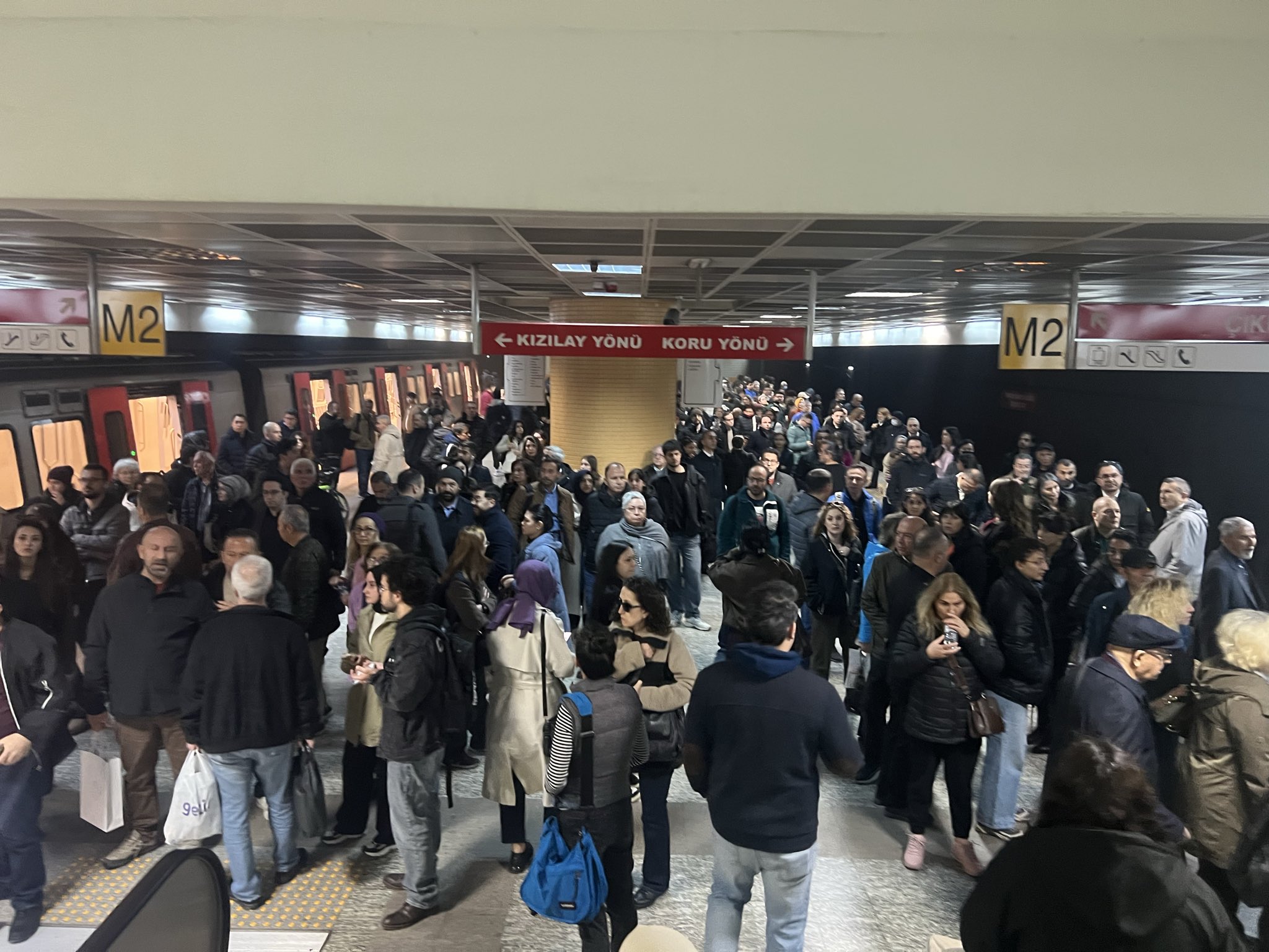 Ankara’da metroda aksama tepkisi: Duraklarda yoğunluk oluştu, seferler bir süre durdu