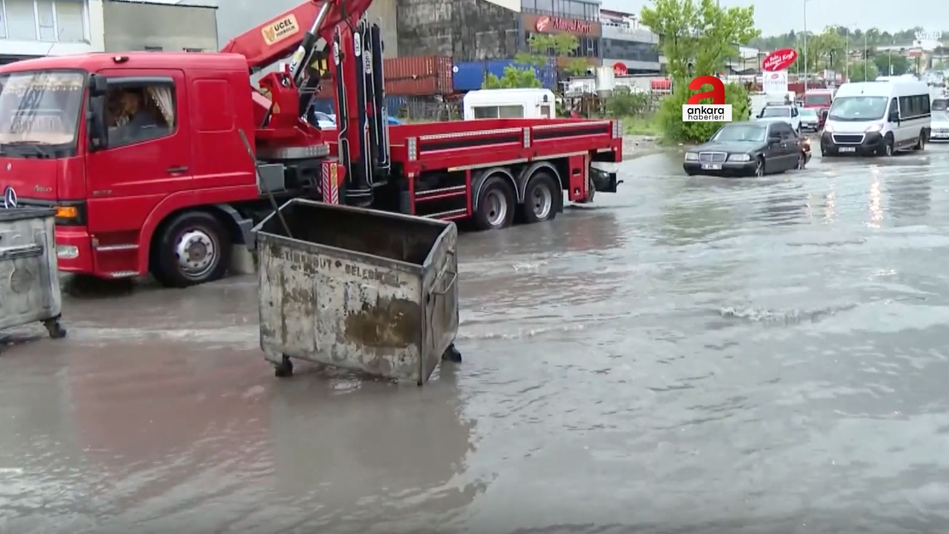 Başkentte Değişmeyen Manzara: Şiddetli Sağanak Ankara’yı Yine Göle Çevirdi!
