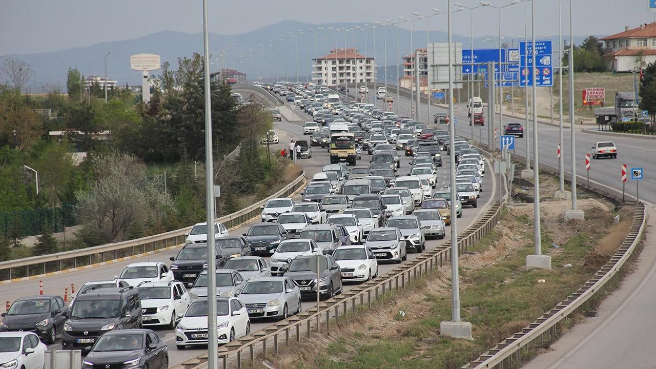 Başkent Yolunda Sabır Sınavı: Kırıkkale Geçişinde Kilometrelerce Araç Kuyruğu!
