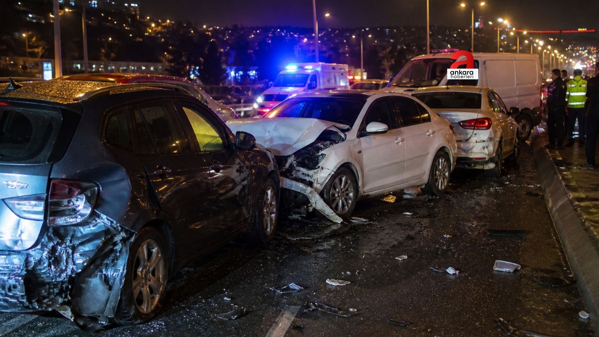 Ankara’da zincirleme kaza: Pursaklar’da 4 aracın karıştığı kazada 8 kişi yaralandı