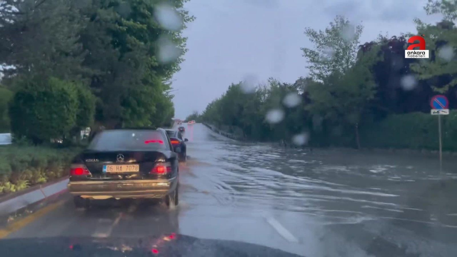 Başkentte Akşam Kabusu: Sağanak Yağış Altyapıyı Vurdu, Ana Yollar Göle Döndü!