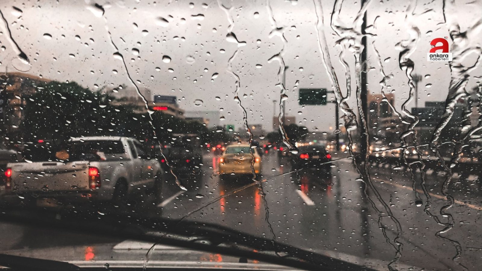 🚨 SON DAKİKA | Ankara’da Aniden Bastıran Sağanak Yağış Trafiği Vurdu!