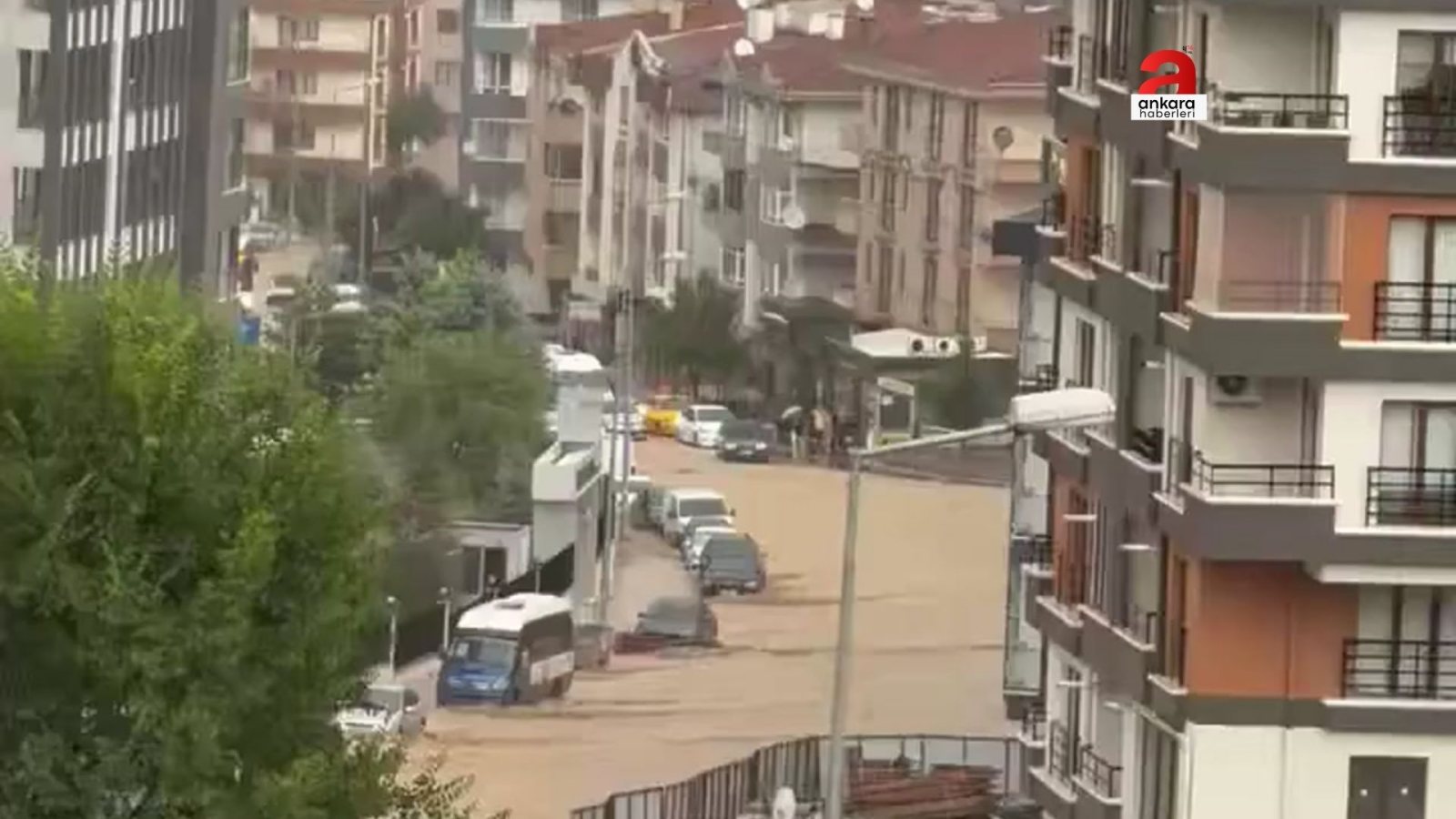 Ankara'da Sağanak Yağış Hayatı Olumsuz Etkiledi